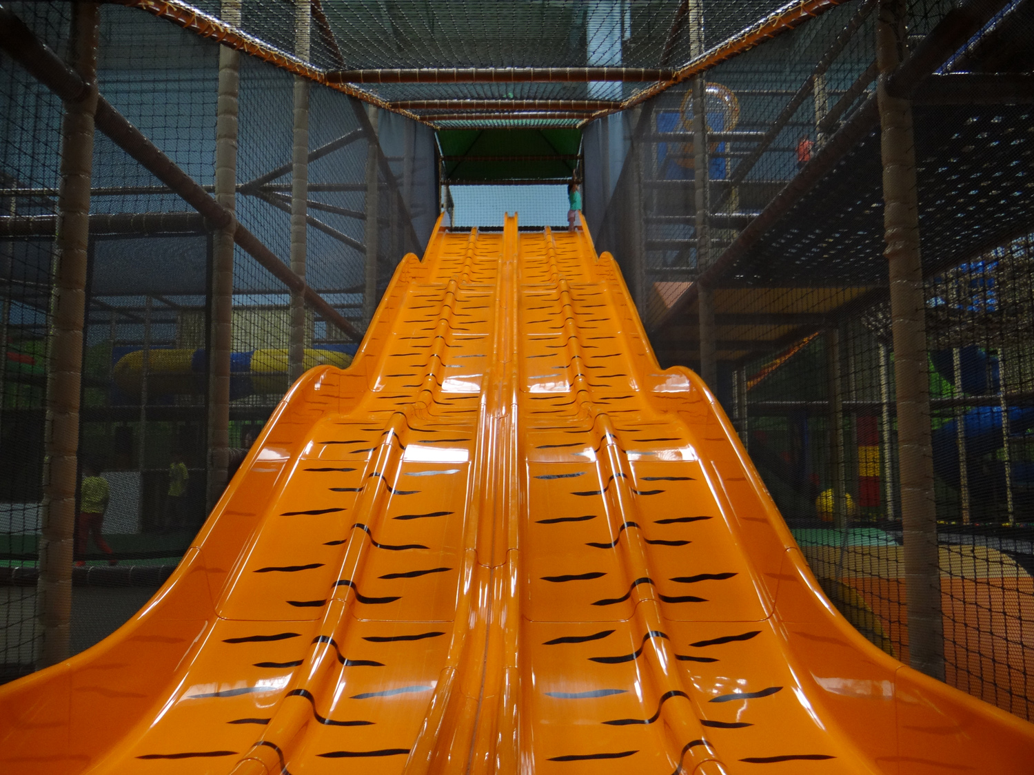 Blick von oben die Tiger-Rutsche hinunter im TobiDu Indoorspielplatz
