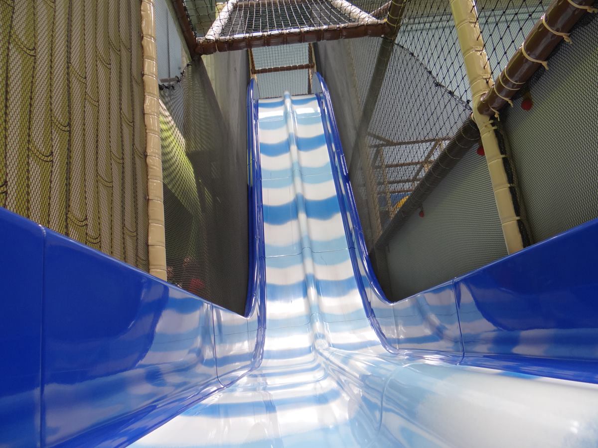 Blaue Wellen-Rutsche im TobiDu Indoorspielplatz von oben gesehen