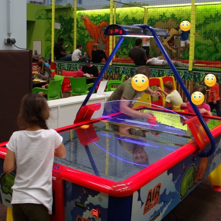 Kinder spielen Airhockey im TobiDu Indoorspielplatz