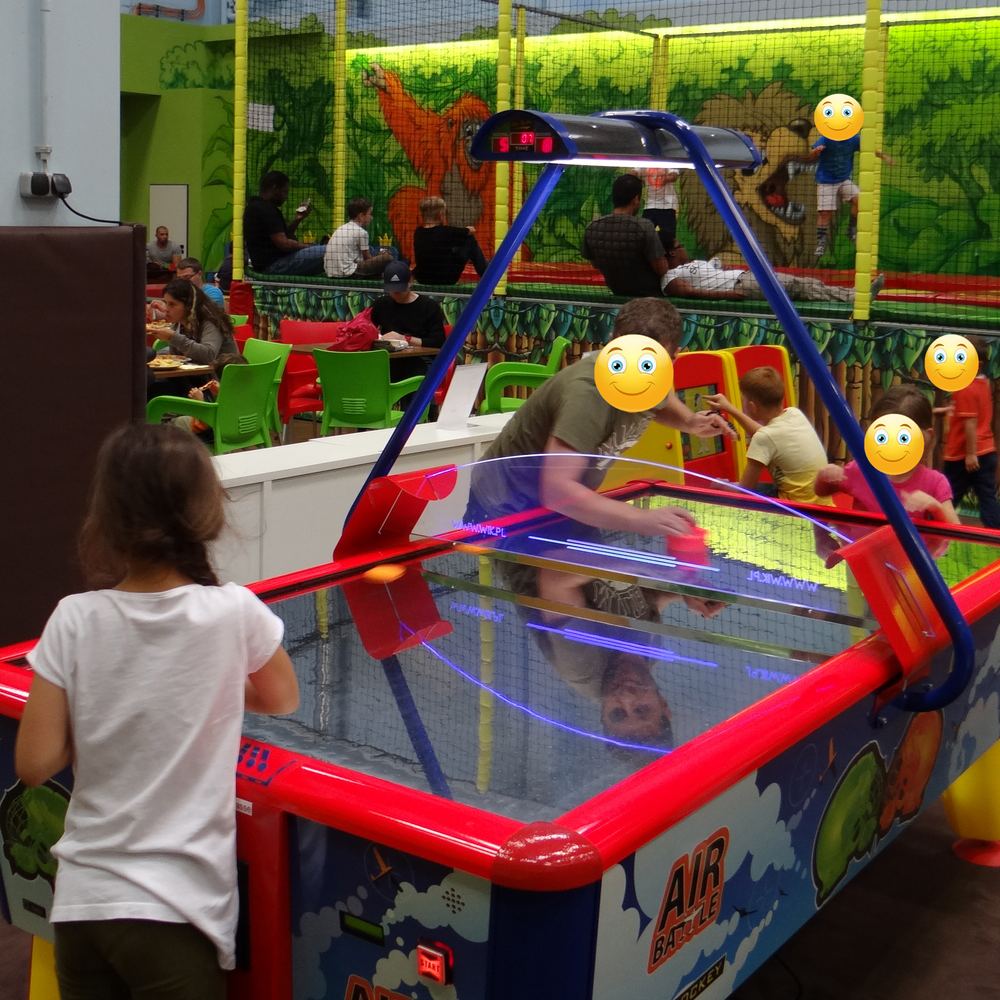 Kinder spielen Airhockey im TobiDu Indoorspielplatz
