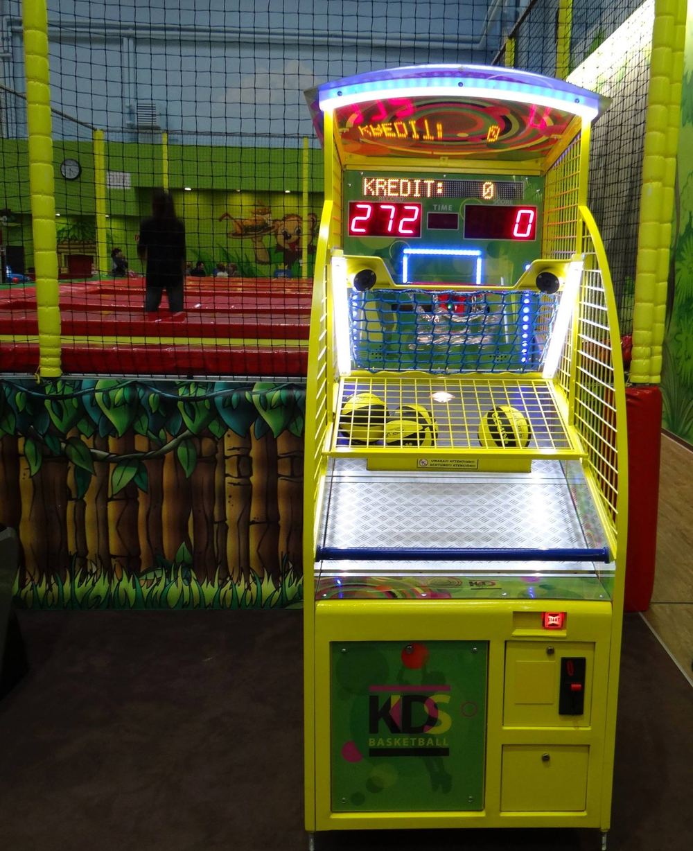 Basketball-Spielautomat im TobiDu Indoorspielplatz