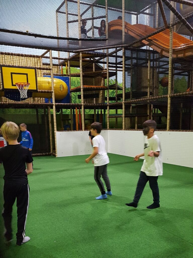Kunstrasen-Soccerfeld mit Basketballkorb im TobiDu Indoorspielplatz