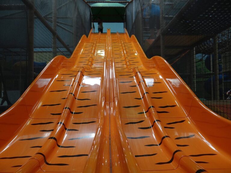 Orangefarbene Tiger-Rutsche mit Tigermuster im TobiDu Indoorspielplatz